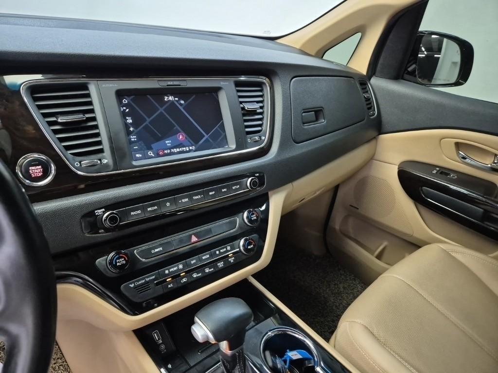 KIA Carnival - Vista 10