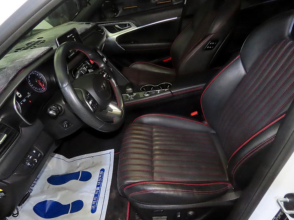 Genesis G70 - Vista 6