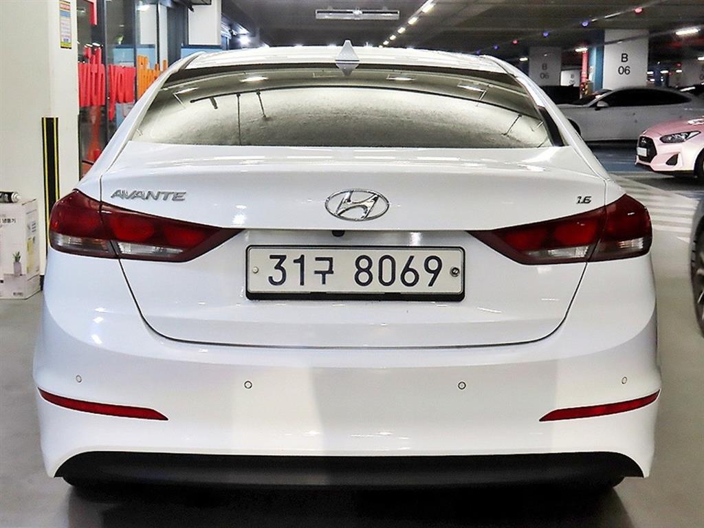 HYUNDAI Avante - Vista 5