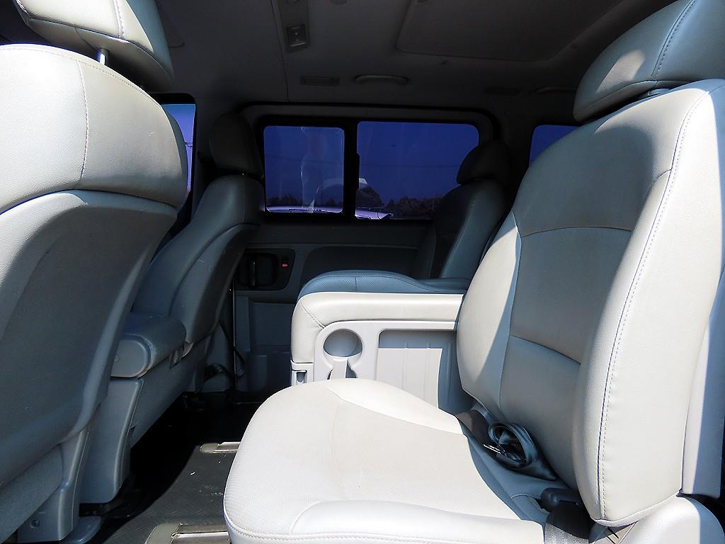 HYUNDAI Starex - Vista 6