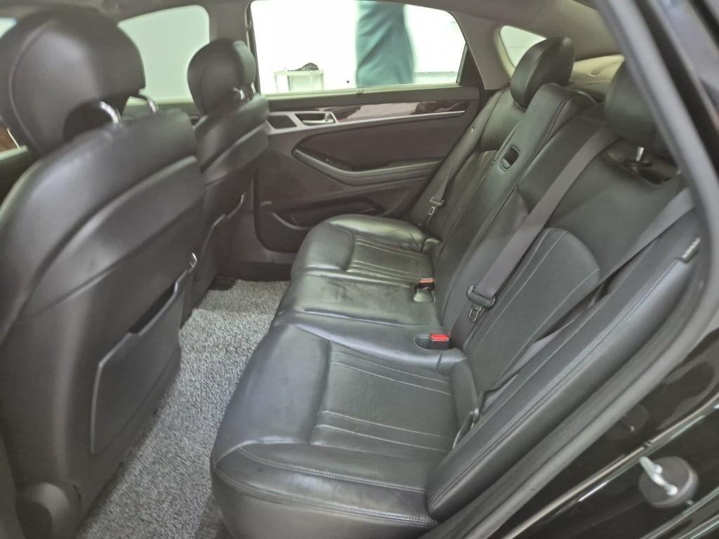 HYUNDAI Genesis - Vista 12