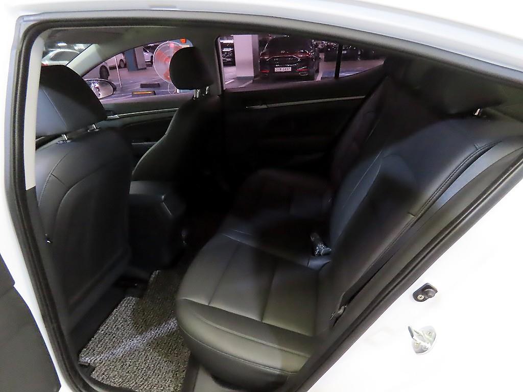 HYUNDAI Avante - Vista 7