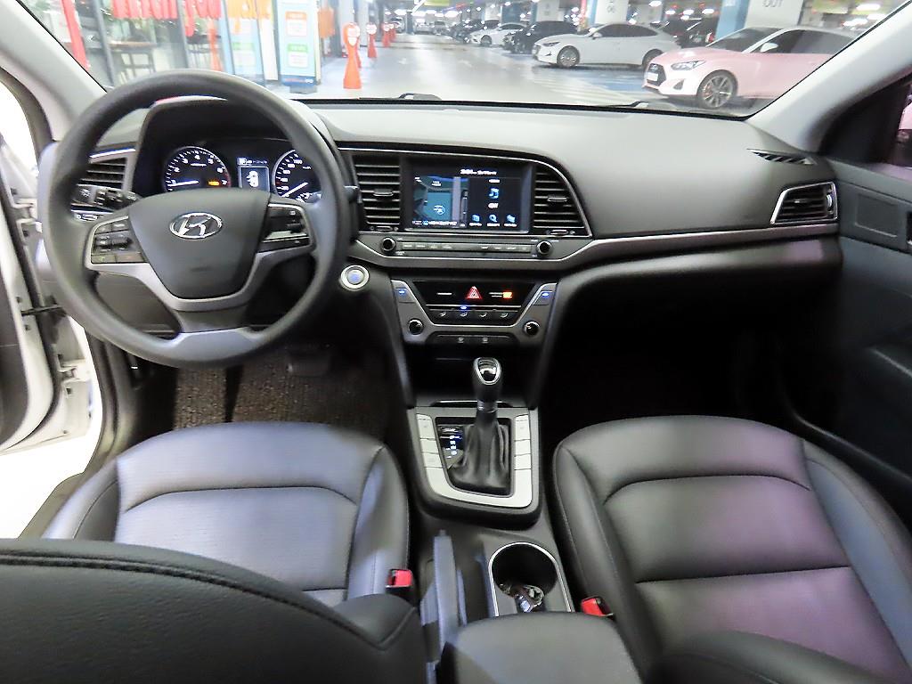 HYUNDAI Avante - Vista 10