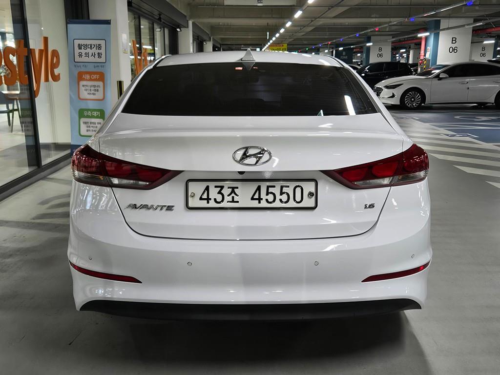 HYUNDAI Avante - Vista 5