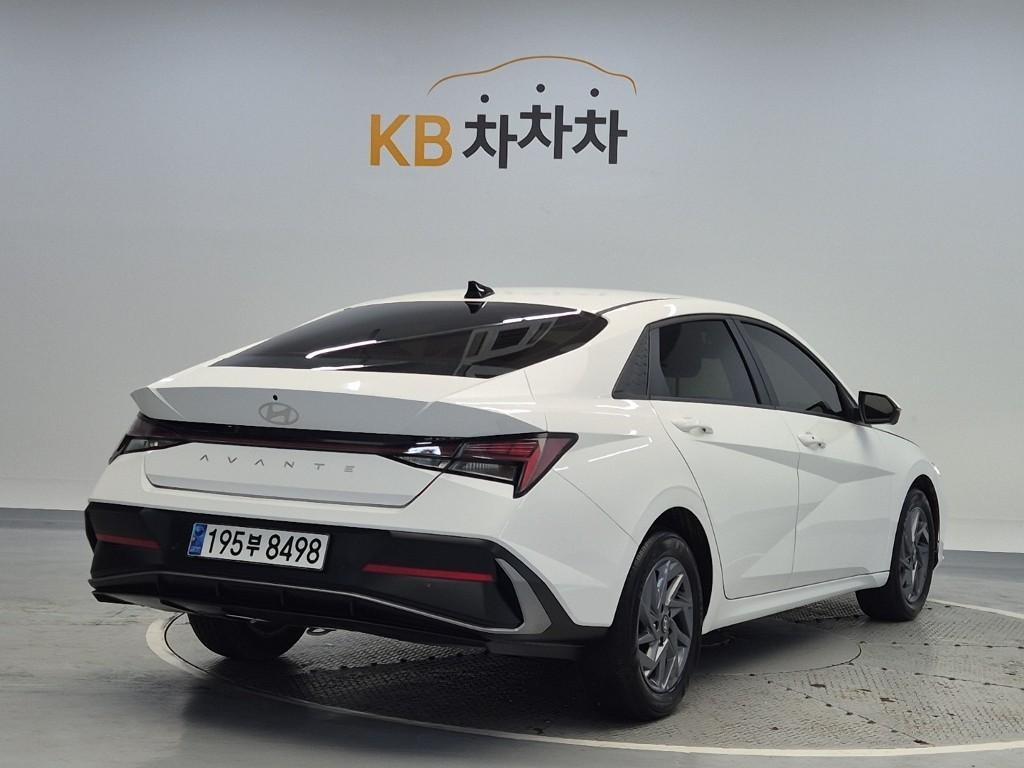 HYUNDAI Avante - Vista 3
