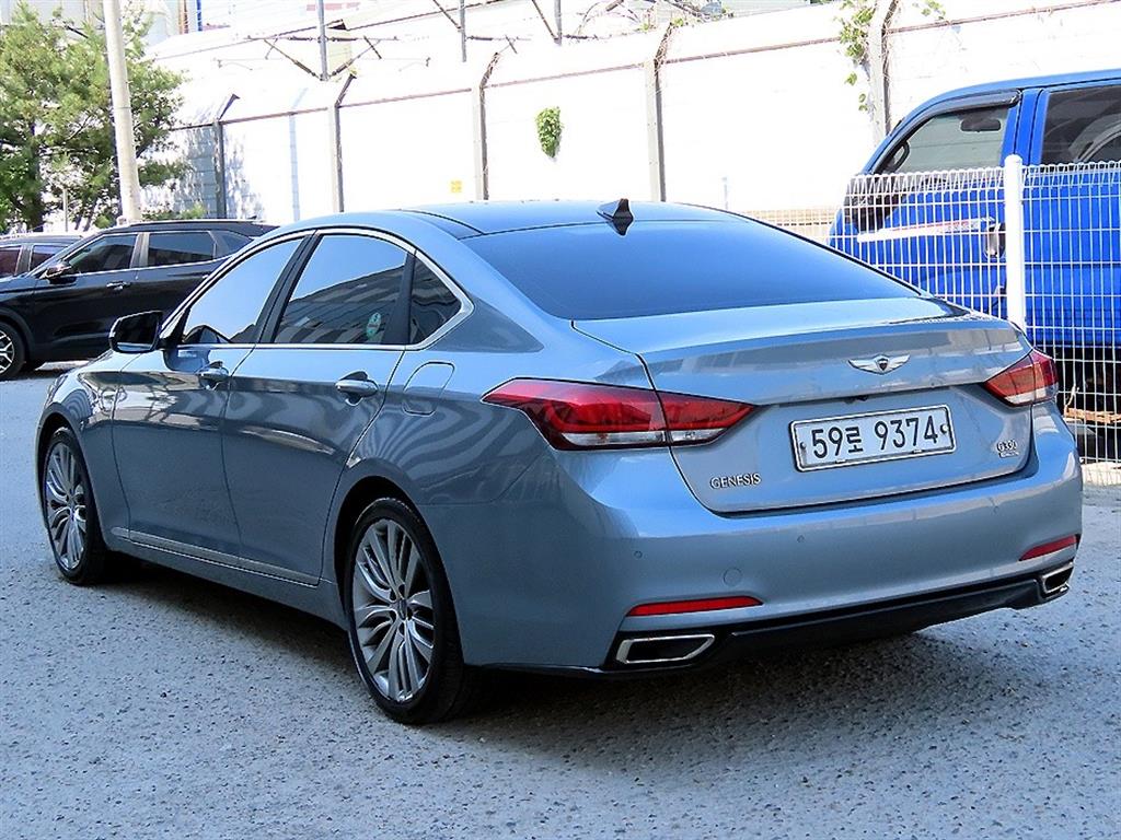 HYUNDAI Genesis - Vista 3