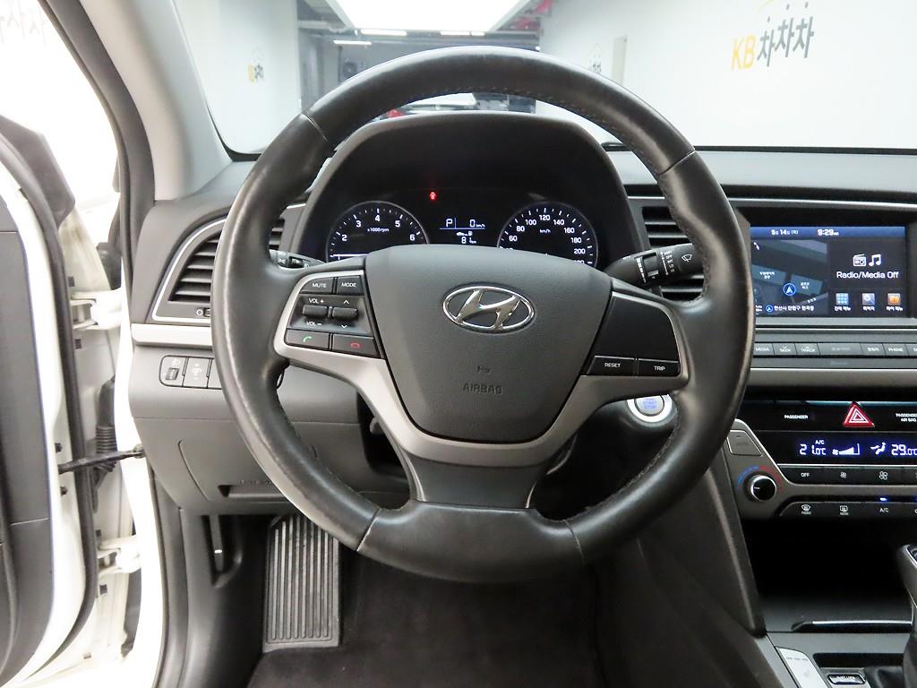 HYUNDAI Avante - Vista 7