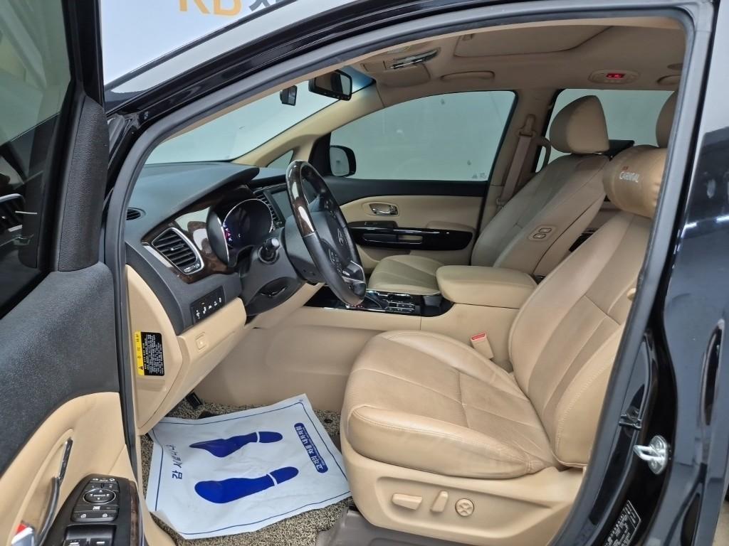 KIA Carnival - Vista 11