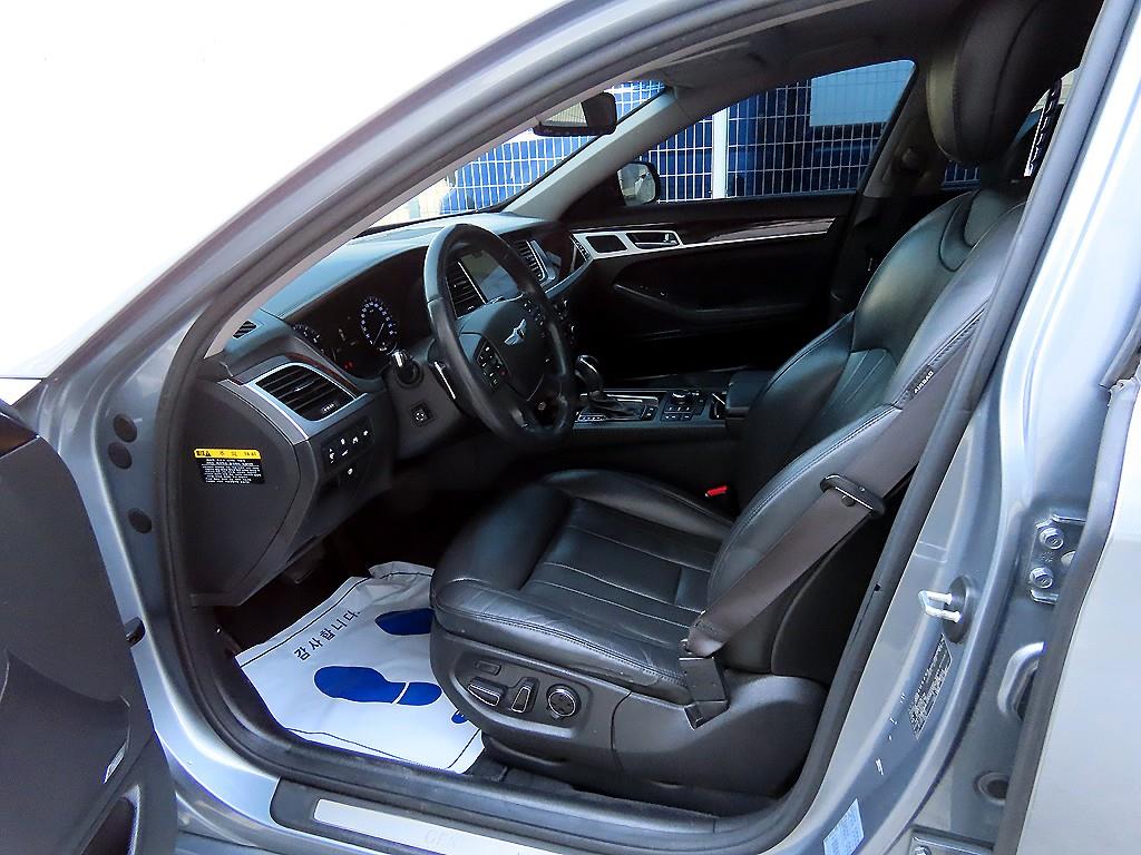 HYUNDAI Genesis - Vista 5