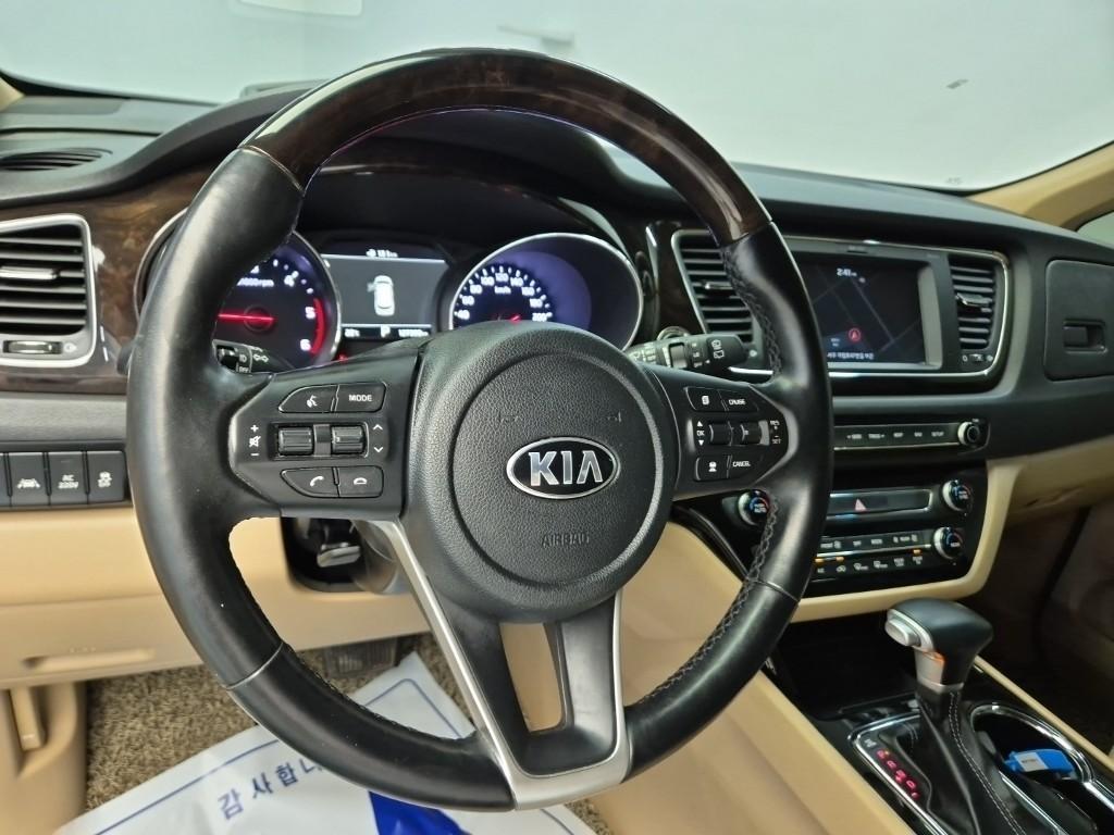 KIA Carnival - Vista 9