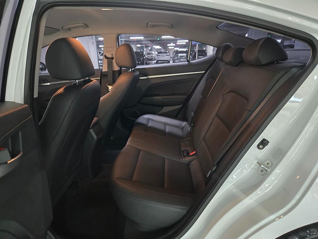 HYUNDAI Avante - Vista 7