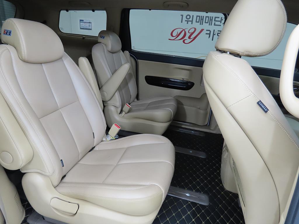KIA Carnival - Vista 8