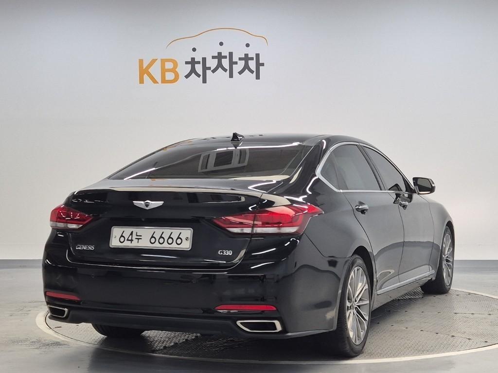 HYUNDAI Genesis - Vista 3