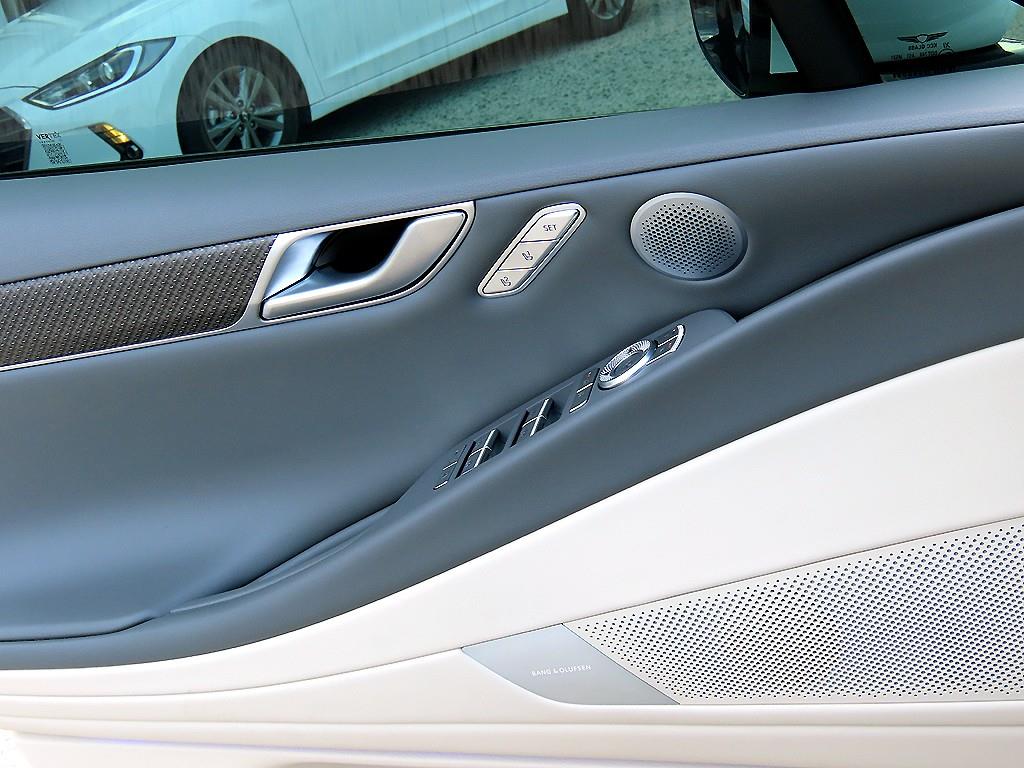 Genesis G80 - Vista 12