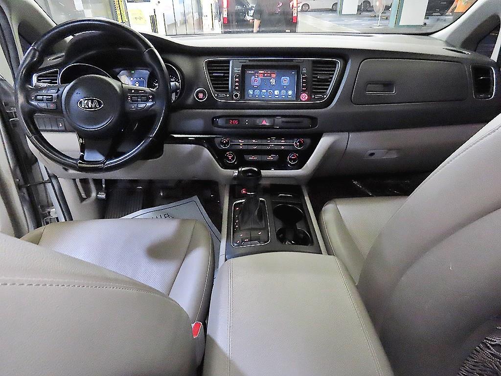 KIA Carnival - Vista 10