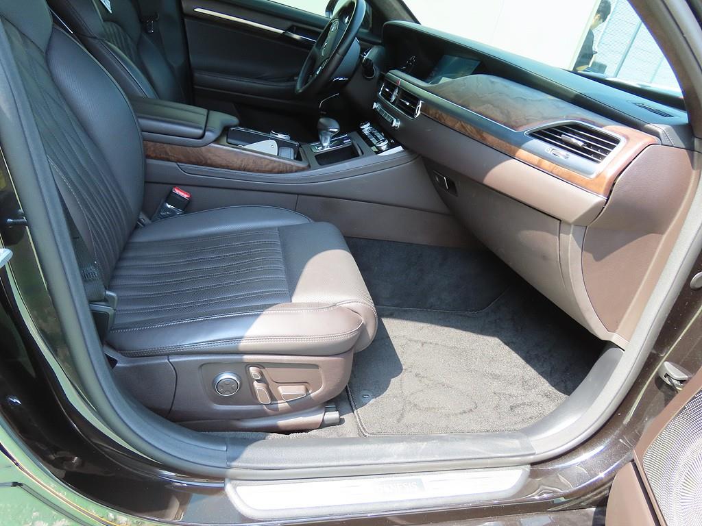 Genesis G90 - Vista 8