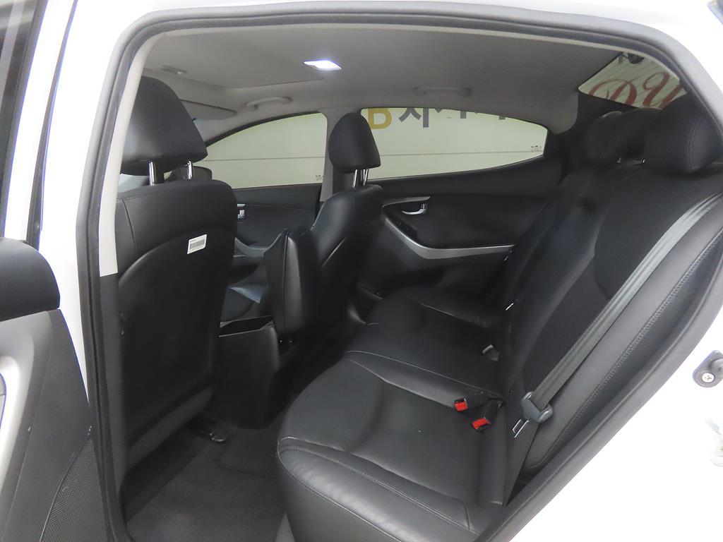 HYUNDAI Avante - Vista 6