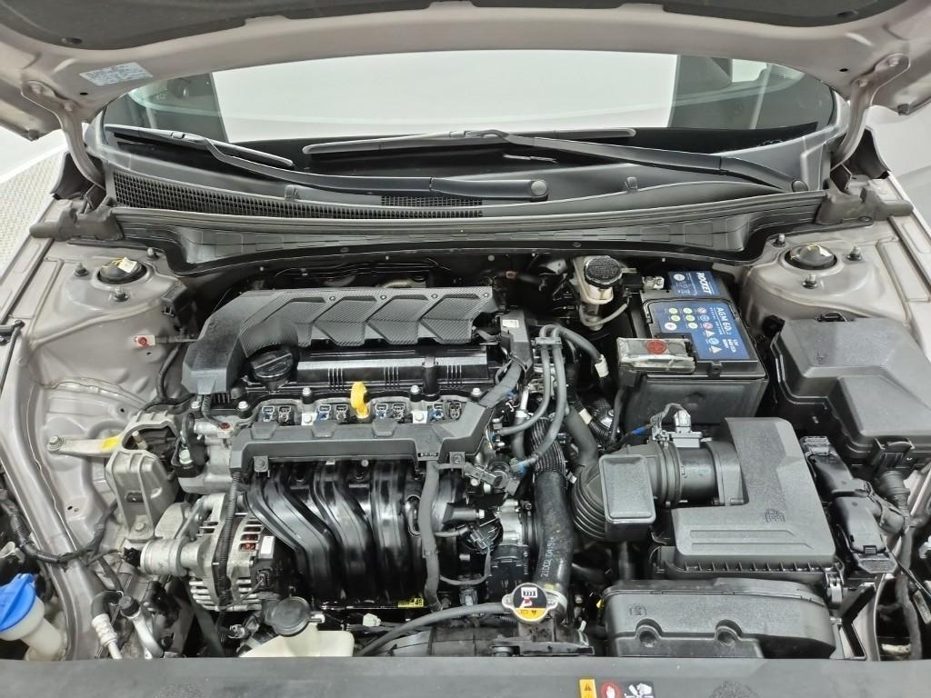 HYUNDAI Avante - Vista 5