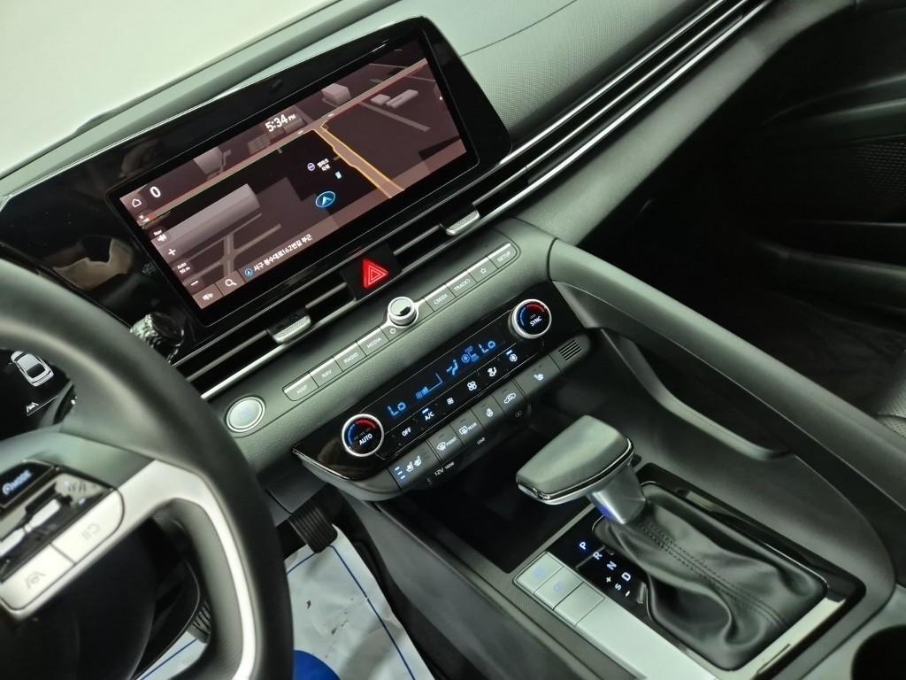 HYUNDAI Avante - Vista 10