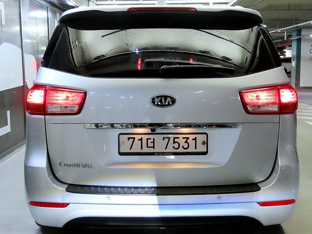 KIA Carnival - Vista 5