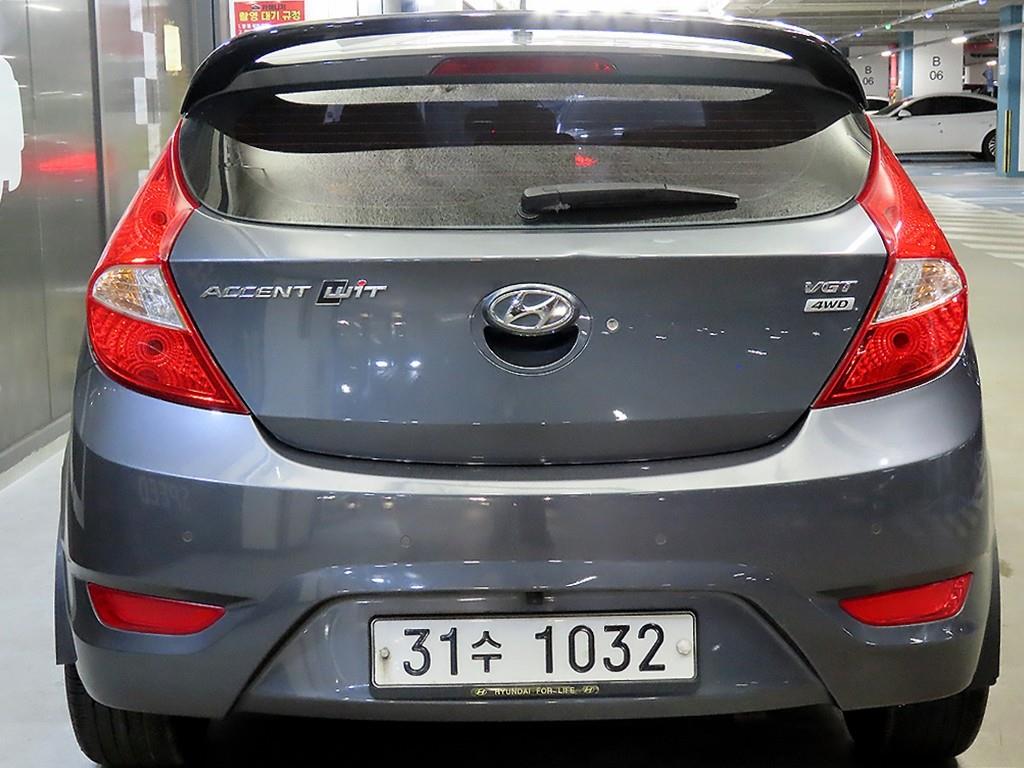 HYUNDAI Accent - Vista 5