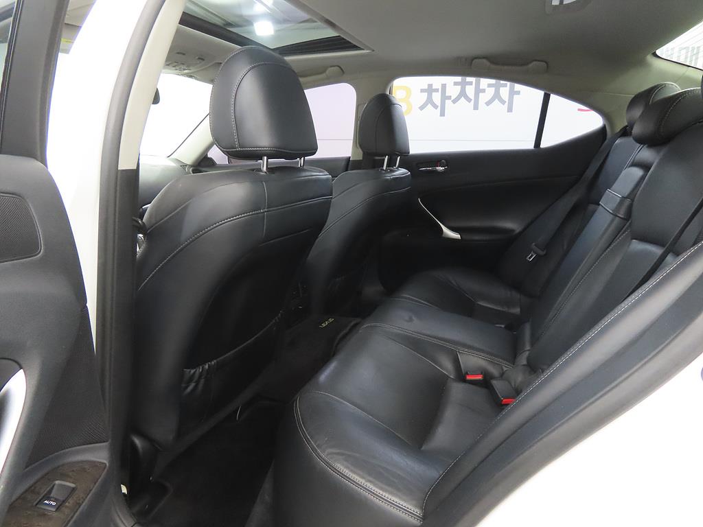Lexus IS - Vista 6