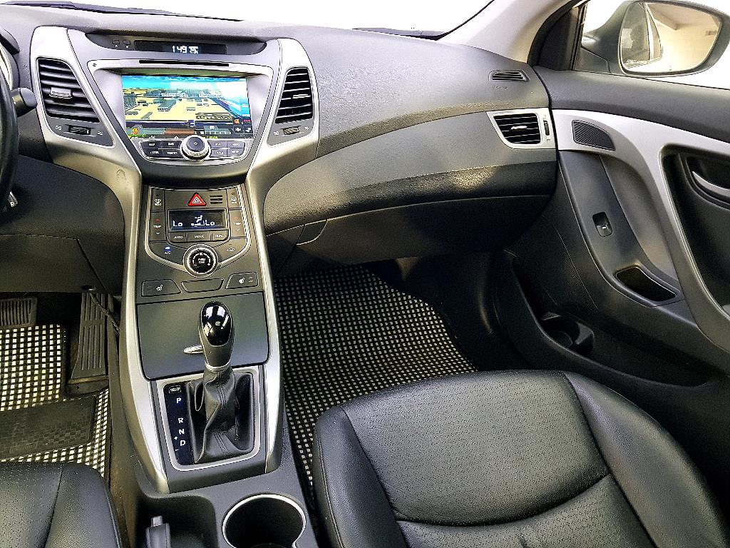 HYUNDAI Avante - Vista 9