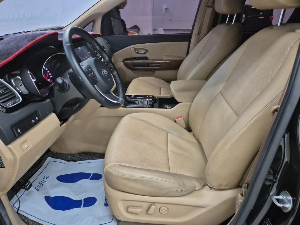 KIA Carnival - Vista 11
