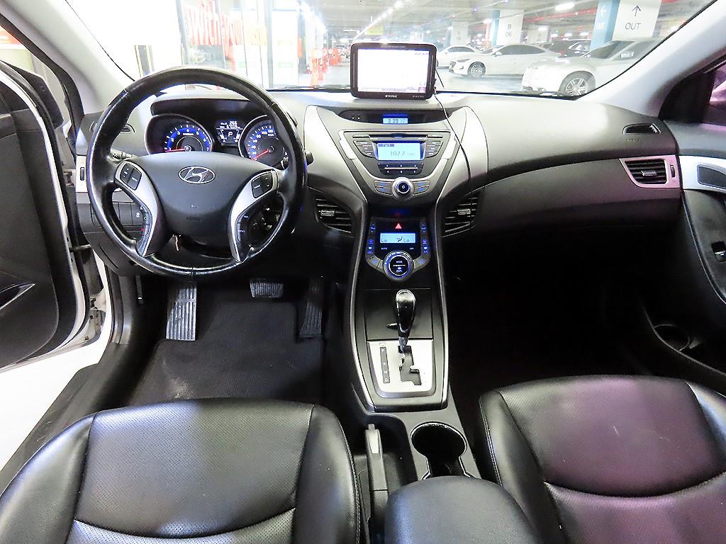 HYUNDAI Avante - Vista 10