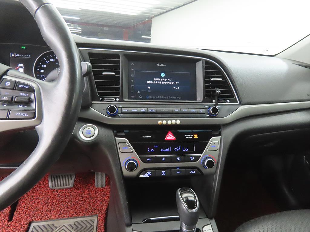 HYUNDAI Avante - Vista 10