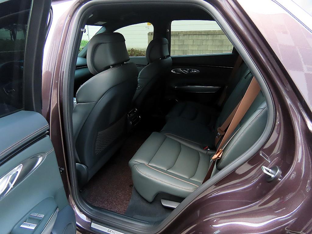 Genesis GV70 - Vista 6