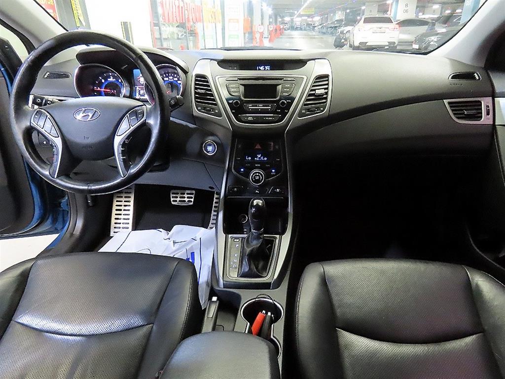 HYUNDAI Avante - Vista 10