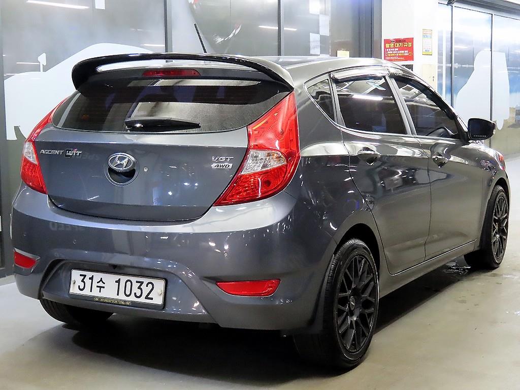 HYUNDAI Accent - Vista 4