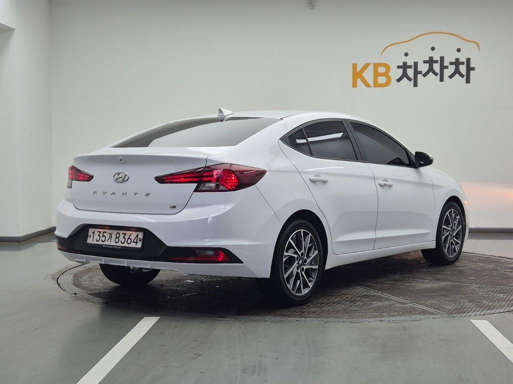 HYUNDAI Avante - Vista 4