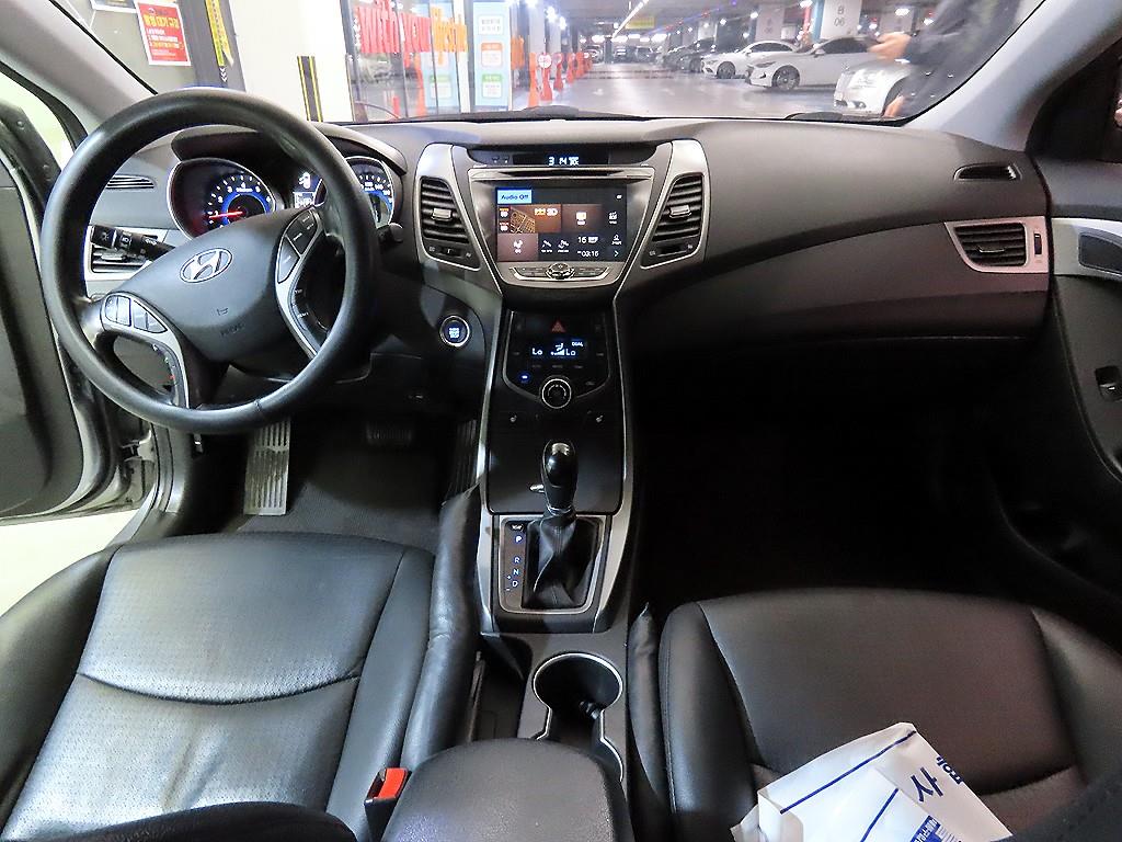 HYUNDAI Avante - Vista 10