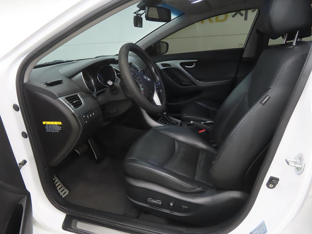 HYUNDAI Avante - Vista 5