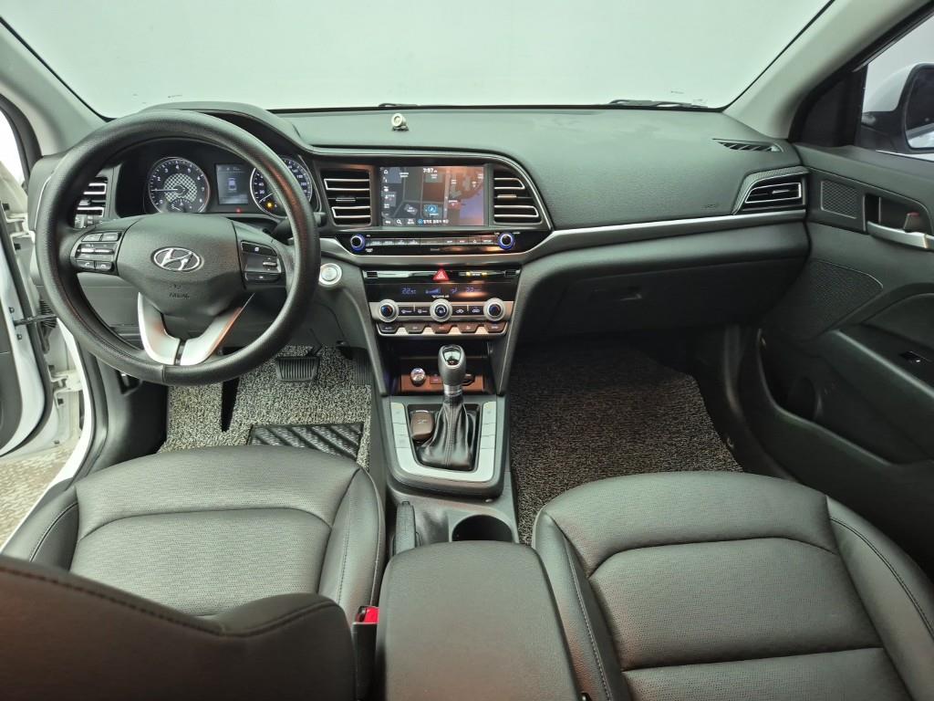 HYUNDAI Avante - Vista 5