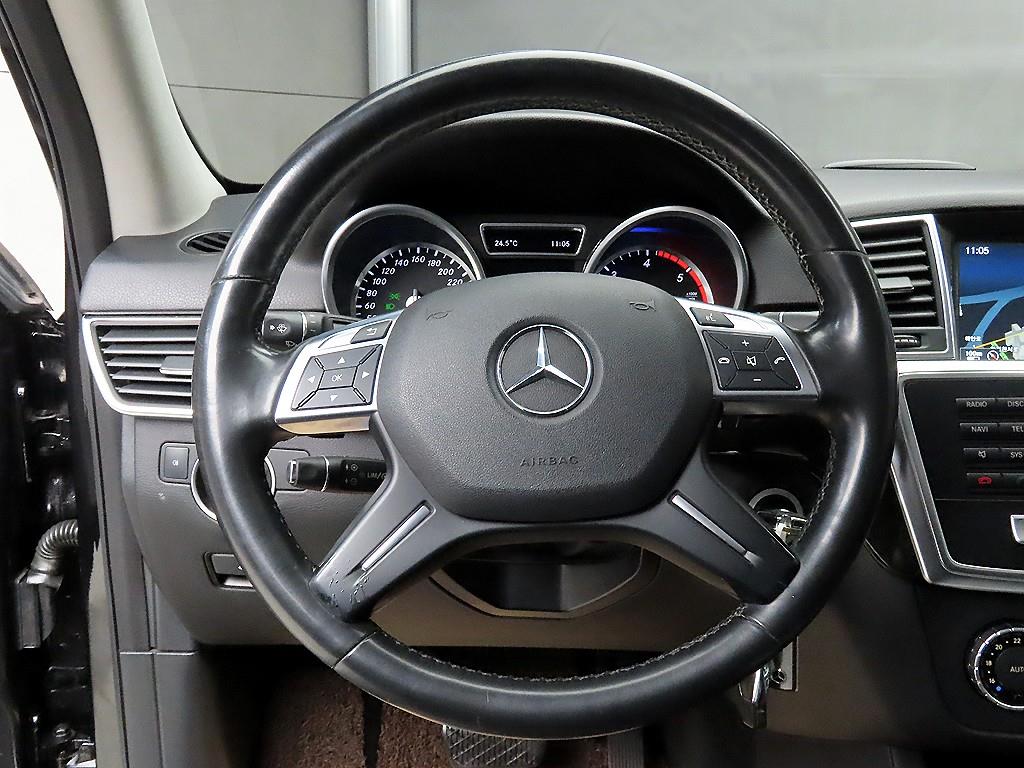 Mercedes Benz M Class - Vista 9