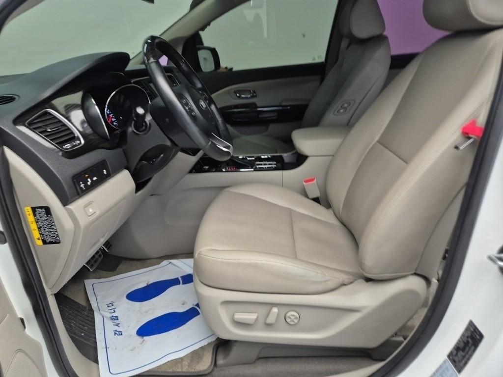 KIA Carnival - Vista 11