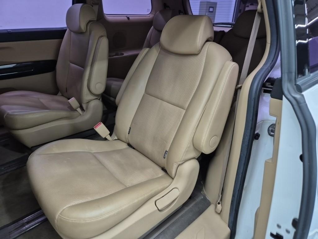 KIA Carnival - Vista 12
