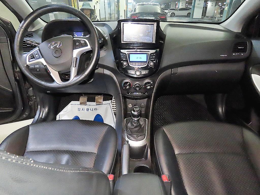 HYUNDAI Accent - Vista 10