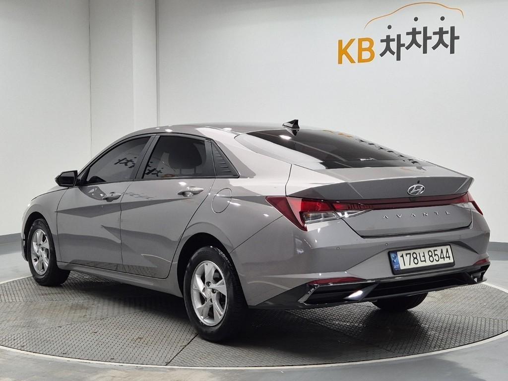 HYUNDAI Avante - Vista 2