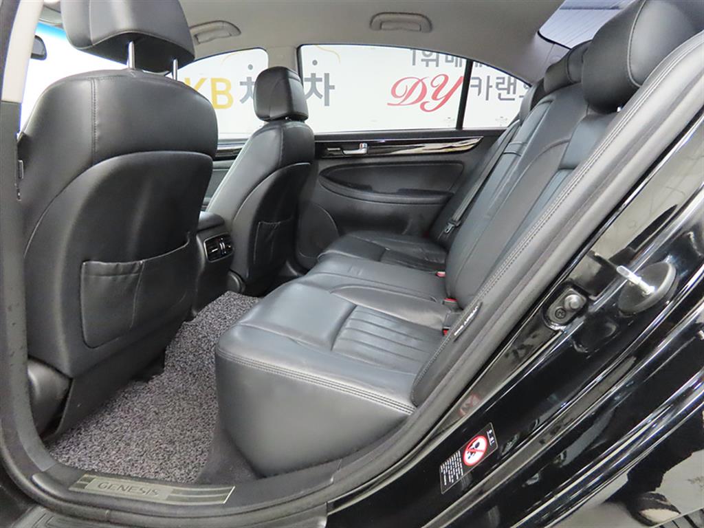 HYUNDAI Genesis - Vista 6