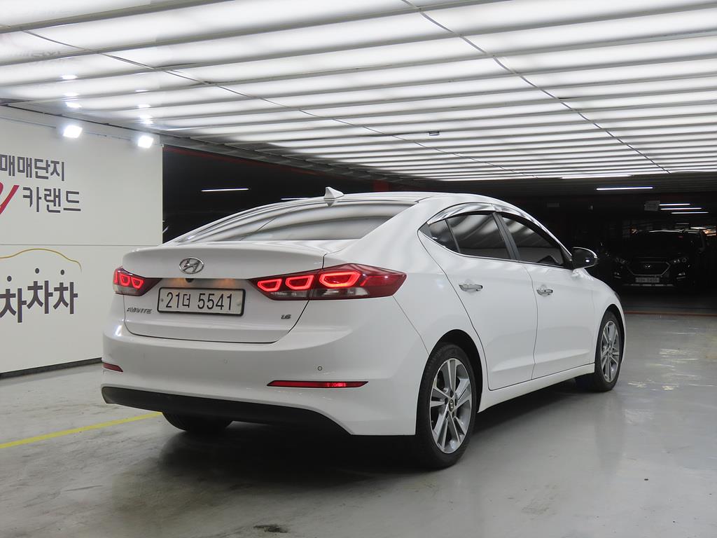 HYUNDAI Avante - Vista 4