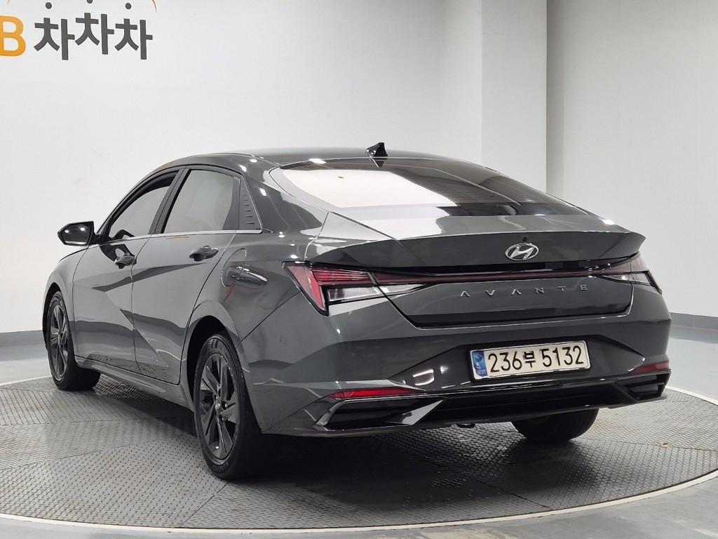HYUNDAI Avante - Vista 2
