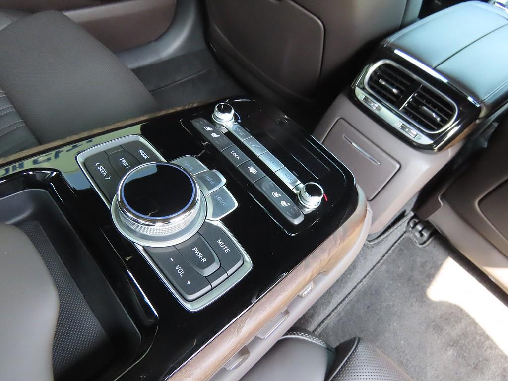 Genesis G90 - Vista 9
