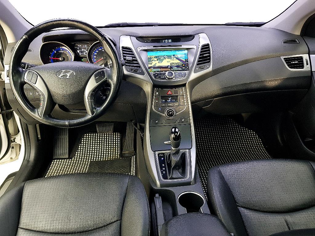 HYUNDAI Avante - Vista 5