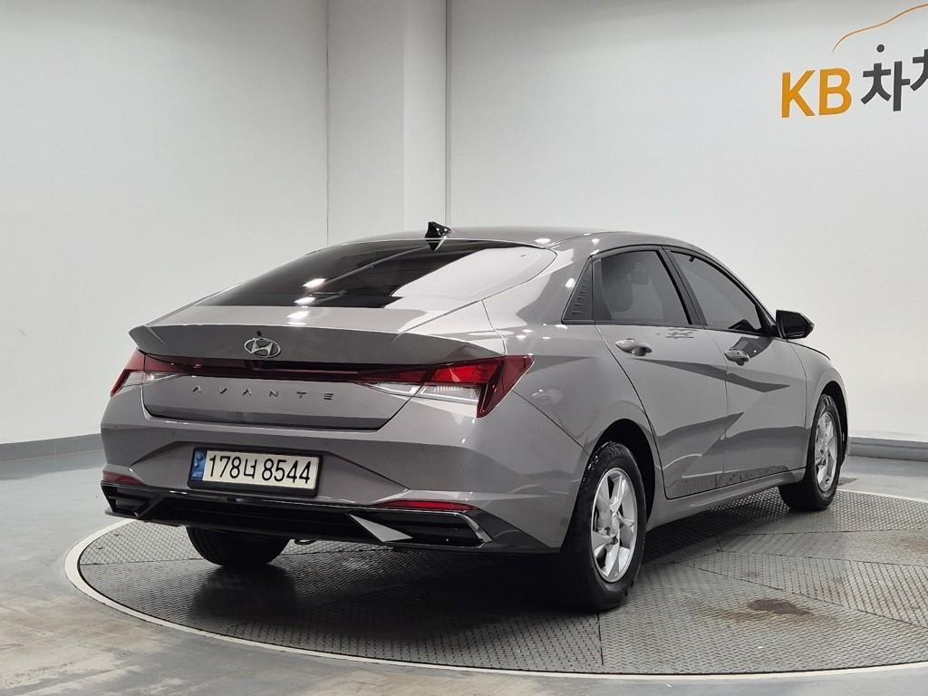 HYUNDAI Avante - Vista 3