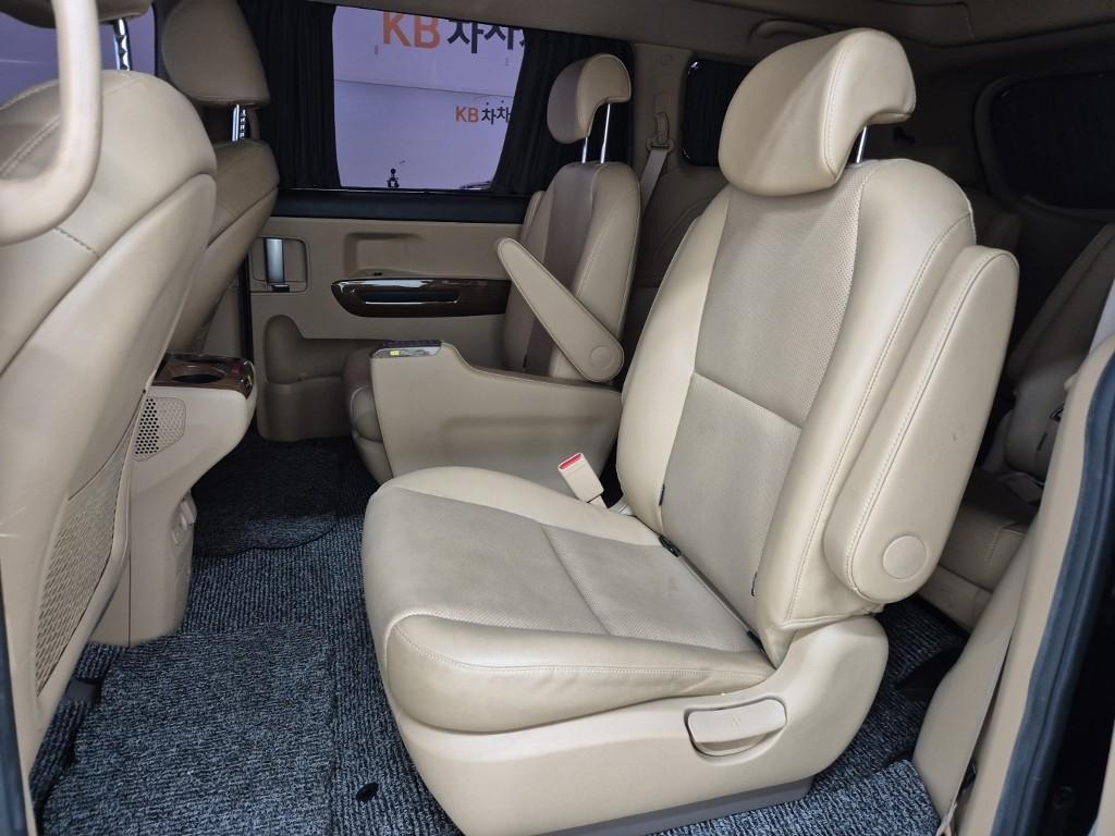 KIA Carnival - Vista 12