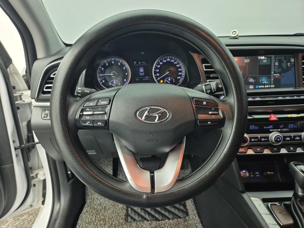 HYUNDAI Avante - Vista 9